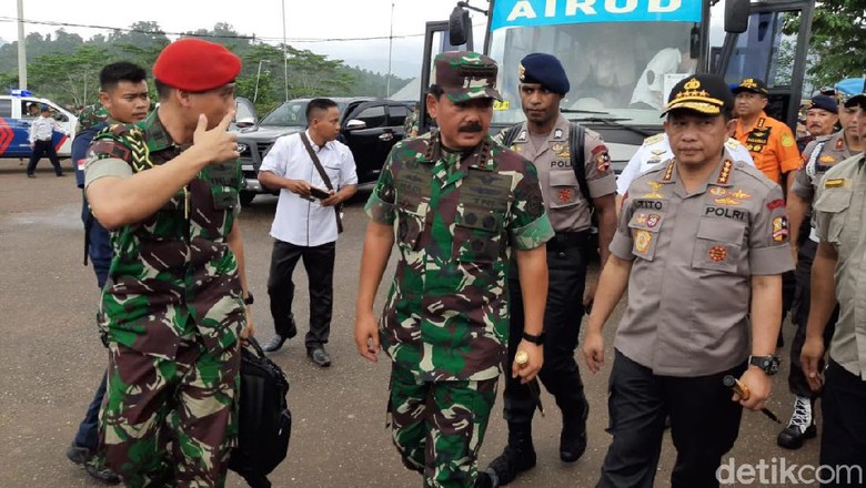 Panglima TNI dan Kapolri Kunjungi Korban Banjir di Konawe Utara Panglima TNI dan Kapolri Kunjungi Korban Banjir di Konawe Utara