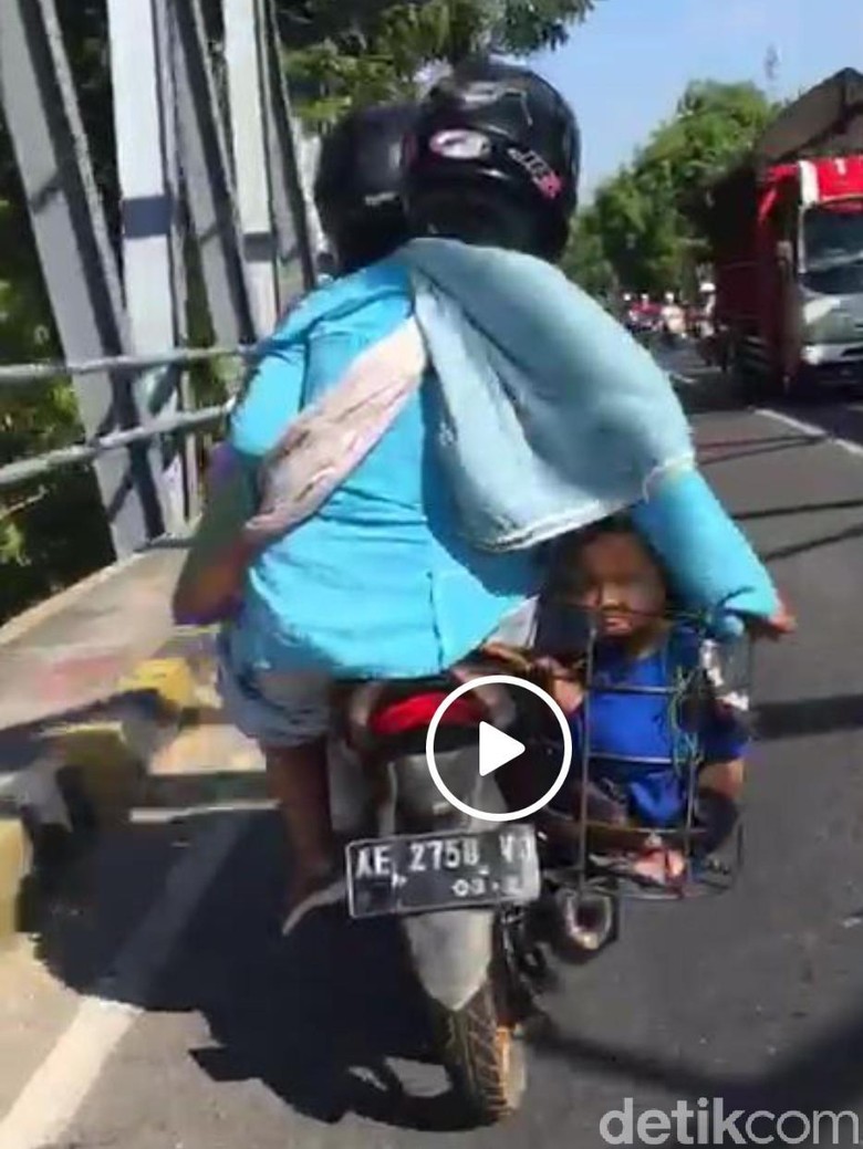 Ini Contoh Pengendara Motor yang Tidak Pedulikan Keselamatan Anak Ini Contoh Pengendara Motor yang Tidak Pedulikan Keselamatan Anak