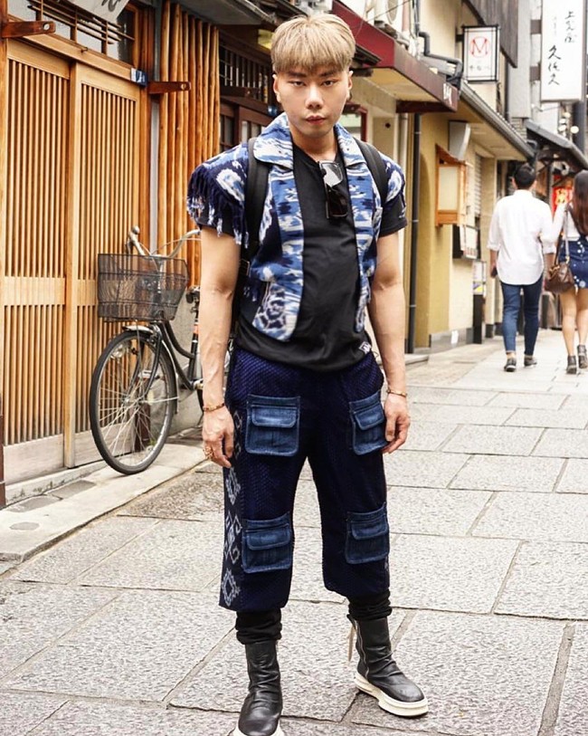 Dalam sebuah pemotretan, Roy Kiyoshi membungkus tubuhnya dengan jubah serba hitam berikut aksesori tanduk sebagai fashion statement. (Foto: Instagram/@roykiyoshi)