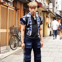 Dalam sebuah pemotretan, Roy Kiyoshi membungkus tubuhnya dengan jubah serba hitam berikut aksesori tanduk sebagai fashion statement. (Foto: Instagram/@roykiyoshi)