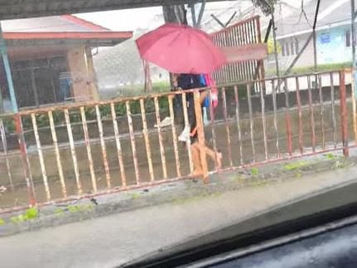 Video viral yang memperlihatkan seorang siswi menggendong anak dengan autisme. (Foto: Facebook) Video viral yang memperlihatkan seorang siswi menggendong anak dengan autisme. (Foto: Facebook)