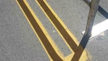 Keren! warna cat kuning ini mengikuti jatuhnya bayangan sehingga menjadi ada dua warna. (Foto: brighside)