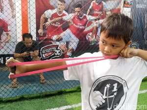 Bocah Usia 7 Tahun Ikut Kompetisi Katapel di Bandung