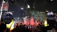 Saat pertunjukan air mancur berlangsung, warga yang awalnya agak jauh dari bundaran tampak semakin mendekat ke arah panggung utama.