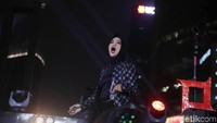 Tantri tampil penuh powerfull di atas panggung. (Pradita/detikcom)