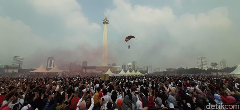 Atraksi Terjun Payung Ramaikan Festival Damai di Monas Atraksi Terjun Payung Ramaikan Festival Damai di Monas