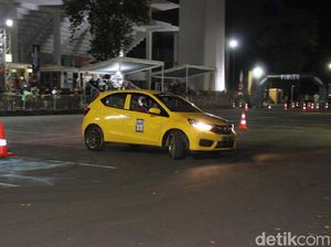 Meliuk-liuk dengan Honda Brio di Senayan