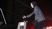 Tantri tampil bersama Kotak di panggung perayaan HUT Jakarta, Sabtu (22/6) malam. (Pradita/detikcom)
