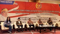 Pancasila harus diaktualisasikan dengan merangkai persatuan antar daerah, jangan sampai terjadi kesenjangan deskriminasi antar daerah. Kebijakan-kebijakan daerah yang dibangun akan menguatkan ekonomi daerah untuk Indonesia yang lebih baik sehingga tercipta keadilan sosial bagi seluruh rakyat Indonesia. Hadir dalam Silatnas dan Lokakarya tersebut antara lain Prof. Rokhmin Dahuri,  Prof. Hamka Haq, Romo Beny Soesetyo, Syafruddin (Dirjen Keuangan Daerah, Kemendagri), dan Rieke Diah Pitaloka (Anggota DPR RI). Foto: dok. ADKASI
