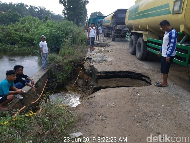 Gubernur Riau: Jalan Ambles di Kampar Statusnya Jalan Provinsi Gubernur Riau: Jalan Ambles di Kampar Statusnya Jalan Provinsi