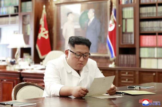 Meskipun sempat beberapa kali mengalami perubahan, Kim Jong Un cukup konsisten dengan gaya rambutnya. Ia selalu memangkas habis rambut bagian samping sampai belakang, sementara rambut atas dibiarkan tebal agar bisa ditata. Foto: AFP Photo/KCNA VIA KNS