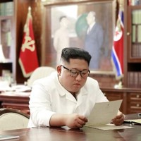 Meskipun sempat beberapa kali mengalami perubahan, Kim Jong Un cukup konsisten dengan gaya rambutnya. Ia selalu memangkas habis rambut bagian samping sampai belakang, sementara rambut atas dibiarkan tebal agar bisa ditata. Foto: AFP Photo/KCNA VIA KNS
