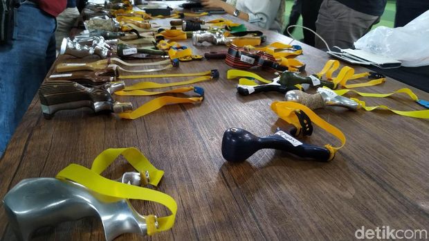 Bocah Usia 7 Tahun Ikut Kompetisi Katapel di Bandung