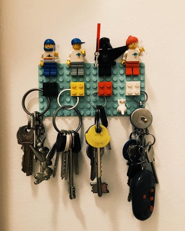  Agar kamu tidak lupa meletakkan kunci, mainan lego ini bisa dijadikan gantungan kunci. (Foto: Dok. Brightside)