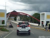 Mulusnya Jalan Aspal Menuju Perbatasan RI-Malaysia di Entikong