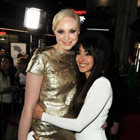 Oona Chaplin berpose bersama rekannya, aktris Gwendoline Christie, di karpet merah premier Game of Thrones musim ketiga di Hollywood, California, AS, pada 2013. (Foto: Getty Images)
