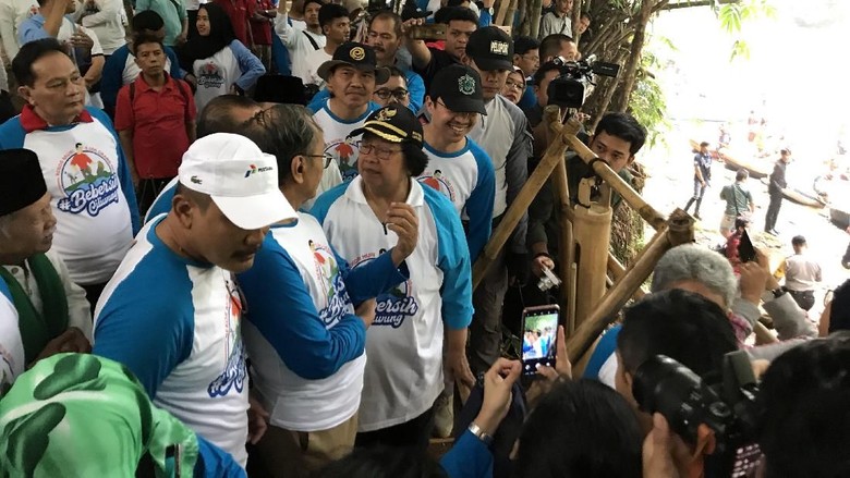 Bareng Wagub Jabar, Menteri LHK Bersih-bersih Kali Ciliwung Bareng Wagub Jabar, Menteri LHK Bersih-bersih Kali Ciliwung