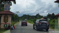 Memang ada beberapa titik jalan yang masih bumpy alias bergelombang, namun hal itu tidak mengurangi kualitas berkendara di jalan ini. Foto: Luthfi Anshori
