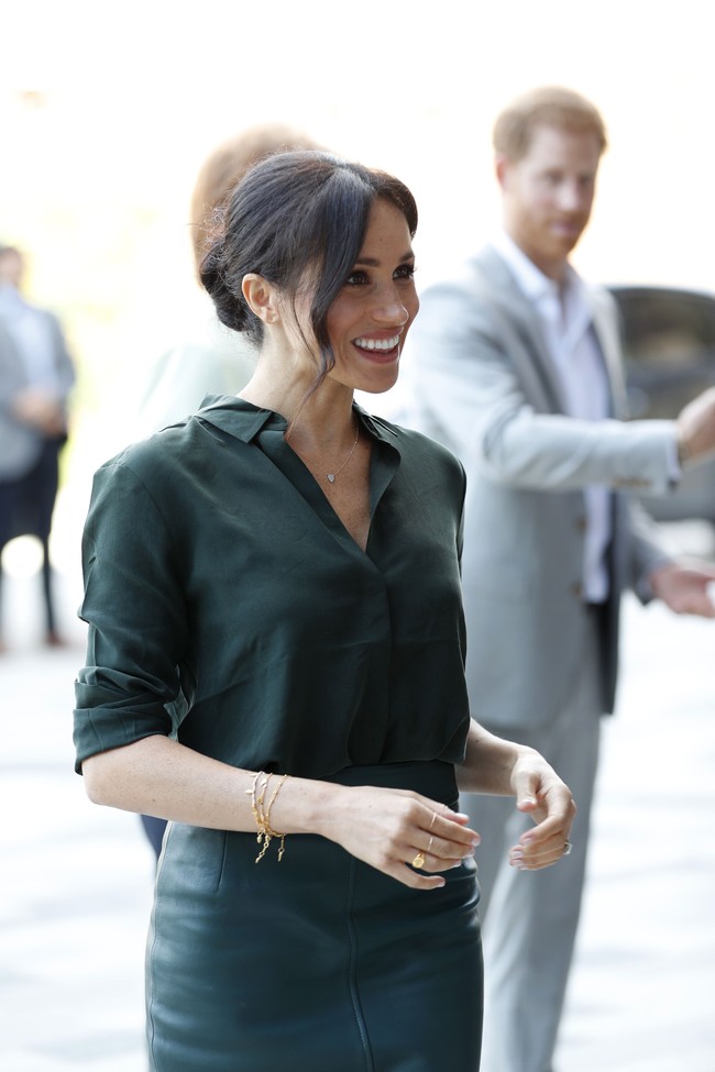 Saat mengunjungi Sussex untuk pertama kali sebagai Duchess of Sussex pada Oktober 2018, Meghan menyempurnakan gayanya dengan kalung berlian 320 poundsterling atau Rp 5,7 juta. Tidak ketinggalan cincin serta gelang emas bertumpuk yang jika ditotal seharga 308 poundsterling atau Rp 5,4 juta. (Foto: Getty Images)