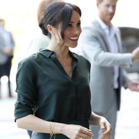 Saat mengunjungi Sussex untuk pertama kali sebagai Duchess of Sussex pada Oktober 2018, Meghan menyempurnakan gayanya dengan kalung berlian 320 poundsterling atau Rp 5,7 juta. Tidak ketinggalan cincin serta gelang emas bertumpuk yang jika ditotal seharga 308 poundsterling atau Rp 5,4 juta. (Foto: Getty Images)