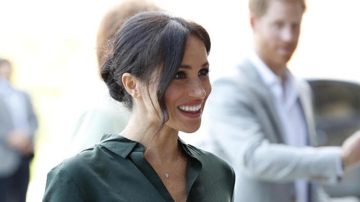 WINDSOR, ENGLAND - OCTOBER 12: Prince Harry, Duke of Sussex and Meghan, Duchess of Sussex take their seats ahead of the wedding of Princess Eugenie of York and Mr. Jack Brooksbank at St. Georges Chapel on October 12, 2018 in Windsor, England. (Photo by Danny Lawson  - WPA Pool/Getty Images)