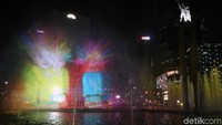 Warga tampak terpukau dan antusias menyaksikan atraksi yang disuguhkan. Saat atraksi air mancur dan video mapping berakhir