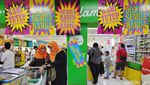 Warga Berburu Diskon Hingga 50% di Giant Jelang Tutup Toko