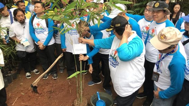 Menteri LHK Siti Nurbaya menanam bambu 