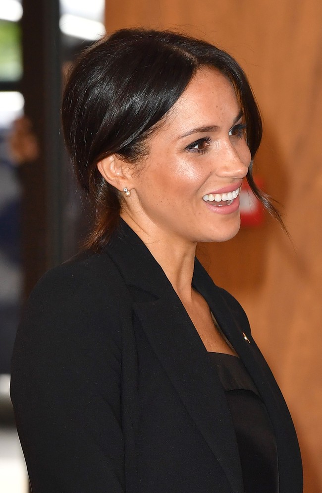 Meghan Markle memakai anting mutiara berdetail berlian di acara Wellchild Awards pada September 2018. Meski desainnya sederhana, harganya mencapai 4.275 poundsterling atau Rp 76 jutaan. (Foto: Getty Images)