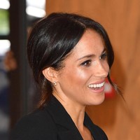 Meghan Markle memakai anting mutiara berdetail berlian di acara Wellchild Awards pada September 2018. Meski desainnya sederhana, harganya mencapai 4.275 poundsterling atau Rp 76 jutaan. (Foto: Getty Images)