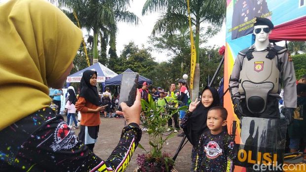 Warga Ciamis Antusias Jajal Alutsista Polisi
