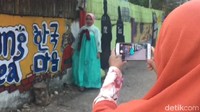 Dengan keunikan ini, ratusan wisatawan datang per hari. (Sitti Harlina/detikcom)