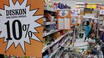 Warga Berburu Diskon Hingga 50% di Giant Jelang Tutup Toko