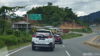 Dari pantauan kami selama menempuh jarak 244 km dari Kota Pontianak menuju Entikong, kondisi jalan secara umum terlihat cukup mulus. Foto: Luthfi Anshori