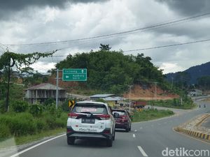 Mulusnya Jalan Aspal Menuju Perbatasan RI-Malaysia di Entikong