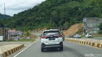 Maklum, kendaraan pribadi di Pulau Kalimantan masih bisa dihitung jari. Hanya ada beberapa kendaraan MPV dan mobil pikap, serta truk yang ditemui sepanjang perjalanan. Foto: Luthfi Anshori