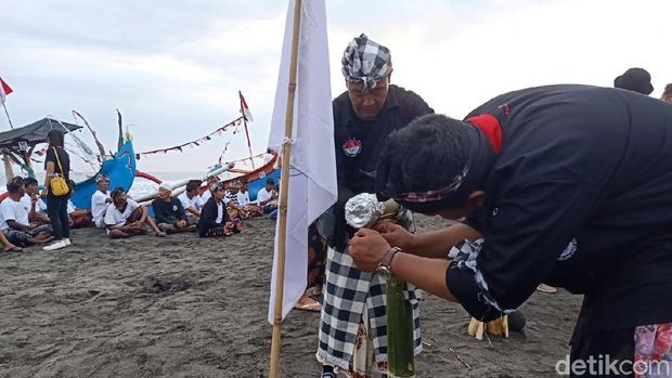Yang Unik di Festival Yeh Gangga: Kuliner Ikan di Bambu Sepanjang 50 Meter 