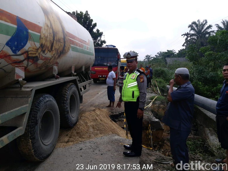 Jalan Ambles di Kampar Riau Sudah Ditimbun Tanah, Lalin Lancar Jalan Ambles di Kampar Riau Sudah Ditimbun Tanah, Lalin Lancar