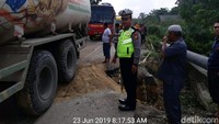 Pihak Polres Kampar sudah menyampaikan kondisi tersebut ke Dinas PU Riau. Mereka berharap kerusakan jalan segera diperbaiki. (Chaidir Tanjung/detikcom)
