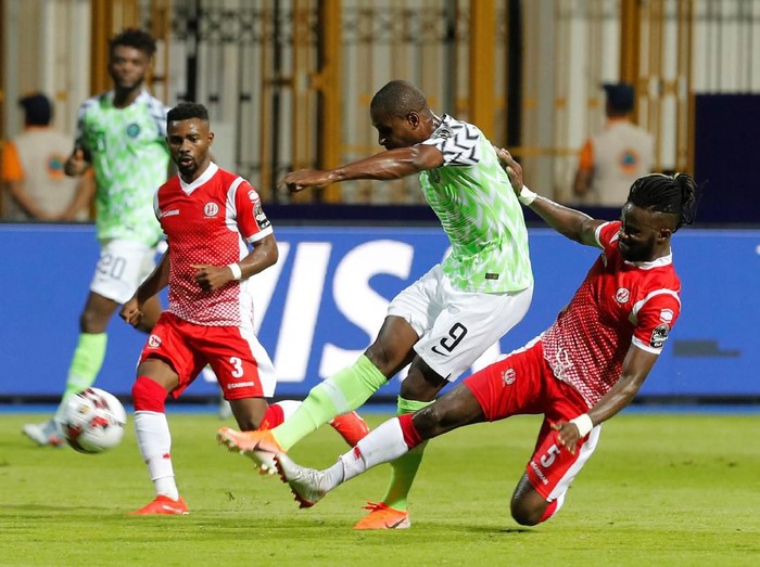 Soccer Football - Africa Cup of Nations 2019 - Group B - Nigeria v Burundi - Alexandria Stadium, Alexandria, Egypt - June 22, 2019  Nigerias Odion Ighalo in action with Burundis Elvis Kamsoba and Gael Bigirimana  REUTERS/Mohamed Abd El Ghany