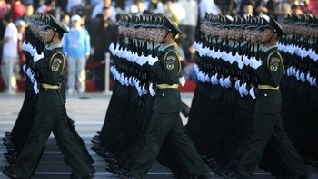 Barisan para tentara yang begitu rapih dan sempurna. (Foto: brighside)