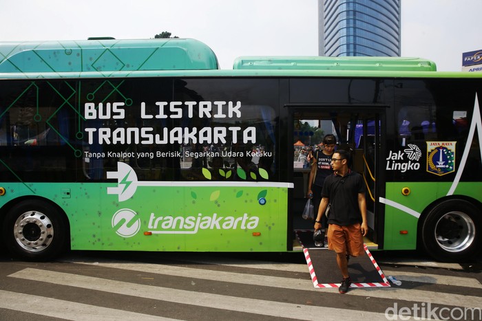 PT Transportasi Jakarta mengadakan sosialisasi bus listrik dalam kegiatan car free day (CFD) di Bundaran HI, Jakarta.