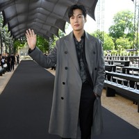 Lee Min Ho menunjukkan batang hidungnya di fashion show Berluti, Jumat (21/6/2019). Fashion show tersebut digelar dalam rangkaian Mens Paris Fashion Week Spring 2020. (Foto: Pascal Le Segretain/Getty Images)