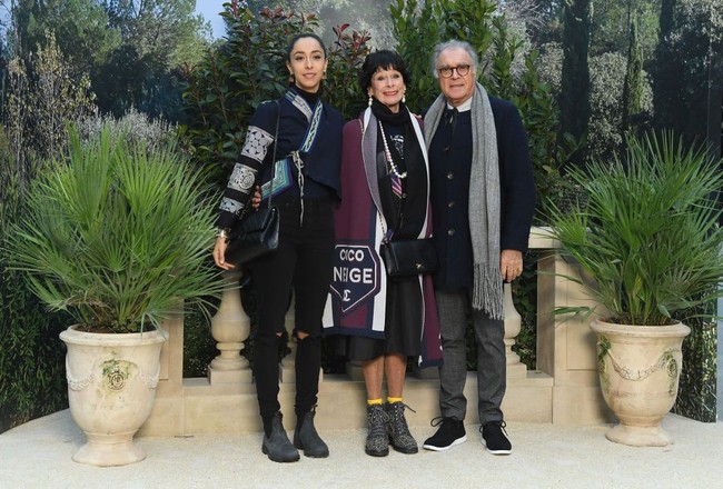 Oona Chaplin berfoto bersama ibunya, Geraldine Chaplin, dan sang ayah, saat menghadiri fashion show Chanel di Paris Fashion Week Januari 2019. (Foto: Getty Images)