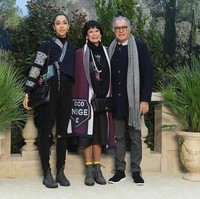 Oona Chaplin berfoto bersama ibunya, Geraldine Chaplin, dan sang ayah, saat menghadiri fashion show Chanel di Paris Fashion Week Januari 2019. (Foto: Getty Images)