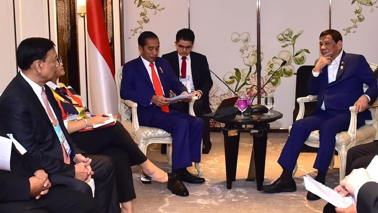 Bertemu Duterte, Jokowi Puji Selesainya Ratifikasi Batas ZEE RI-Filipina Bertemu Duterte, Jokowi Puji Selesainya Ratifikasi Batas ZEE RI-Filipina