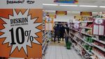 Warga Berburu Diskon Hingga 50% di Giant Jelang Tutup Toko