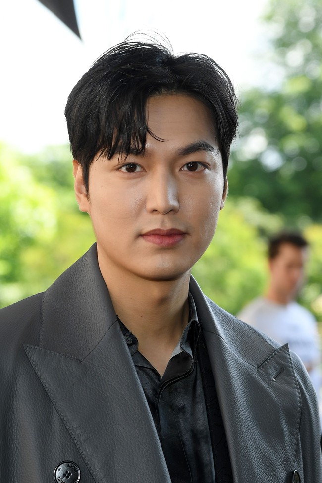 Kehadiran Lee Min Ho ini terbilang spesial. Pasalnya, ini adalah penampilan perdana Lee Min Ho di sebuah acara besar setelah belum lama ini merampungkan wajib militernya di Korea Selatan selama dua tahun. Tak hanya itu, fashion show tersebut juga digelar sehari sebelum ia berulang tahun ke-32. (Foto: Pascal Le Segretain/Getty Images)