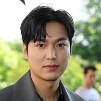 Kehadiran Lee Min Ho ini terbilang spesial. Pasalnya, ini adalah penampilan perdana Lee Min Ho di sebuah acara besar setelah belum lama ini merampungkan wajib militernya di Korea Selatan selama dua tahun. Tak hanya itu, fashion show tersebut juga digelar sehari sebelum ia berulang tahun ke-32. (Foto: Pascal Le Segretain/Getty Images)