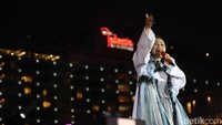 Sibad tampil enerjik membawakan sejumlah lagu.  (Padita/detikcom)